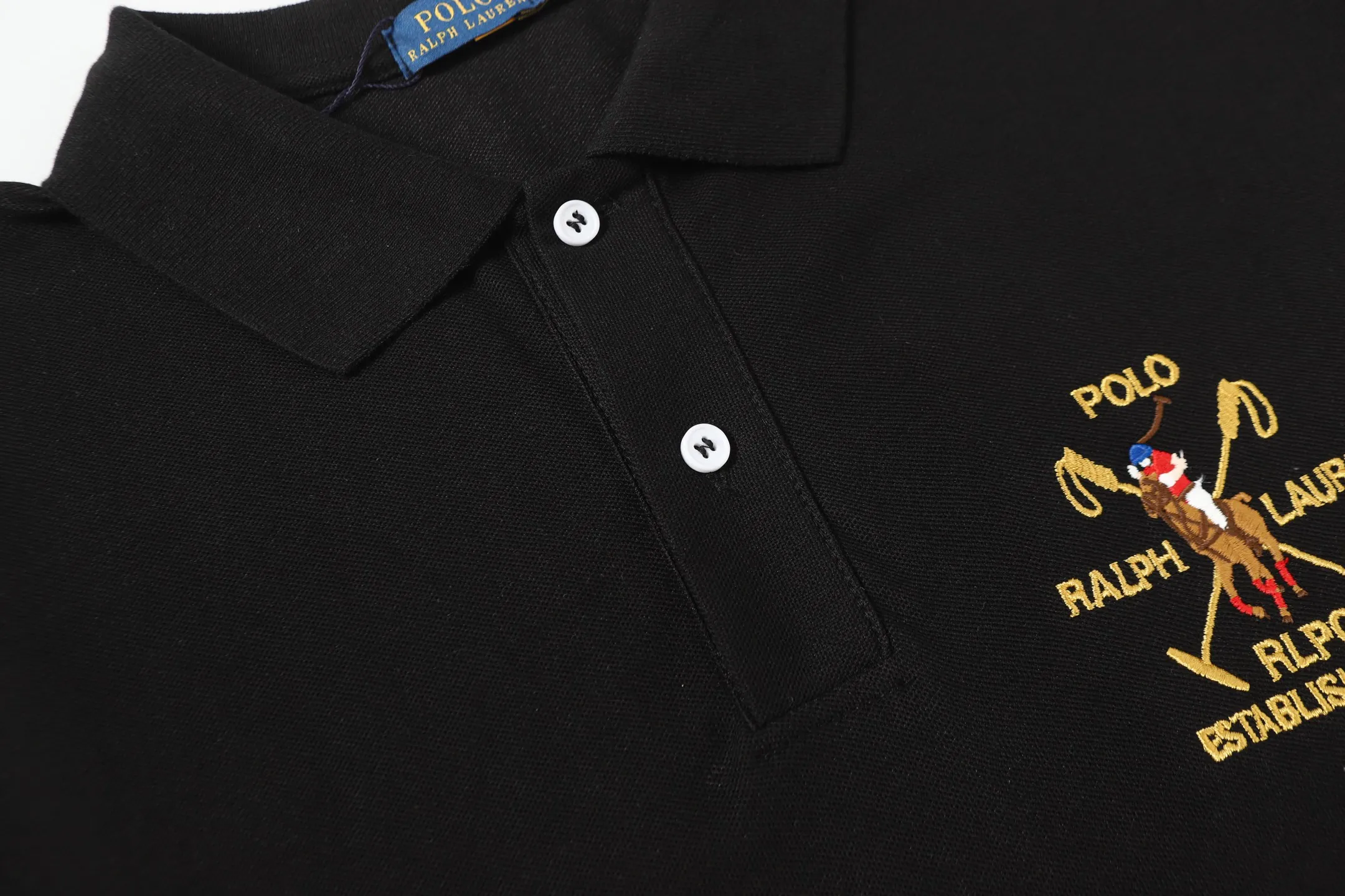 P156 Style number: A015 [Ralph Lauren classic letter logo embroidered Polo shirt] ✅250 grams of fine cotton pique fabric, custom-woven and dyed threads ✅Original stickers Scan the QR code to enter the official website ✅Large version, loose and stylish, can wear up to 210 pounds Color: black, white, navy, blue, sky blue, dark gray, floral gray Size: S-XL
